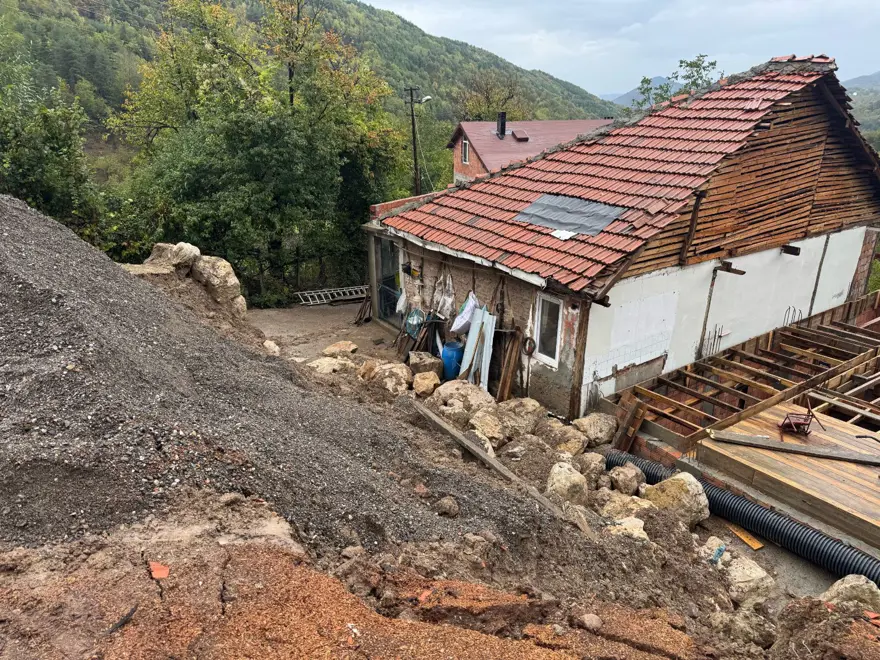 Bartın'da heyelan: Bir ev tahliye edildi Bartın'da heyelan: Bir ev tahliye edildi