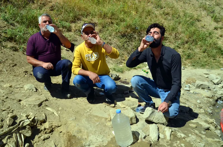 'Şifalı' sanılan pis suyu içmek için Türkiye'nin dört bir yanından Muş'a geliyorlar 