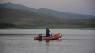 Serinlemek için girdiği baraj gölünde boğuldu