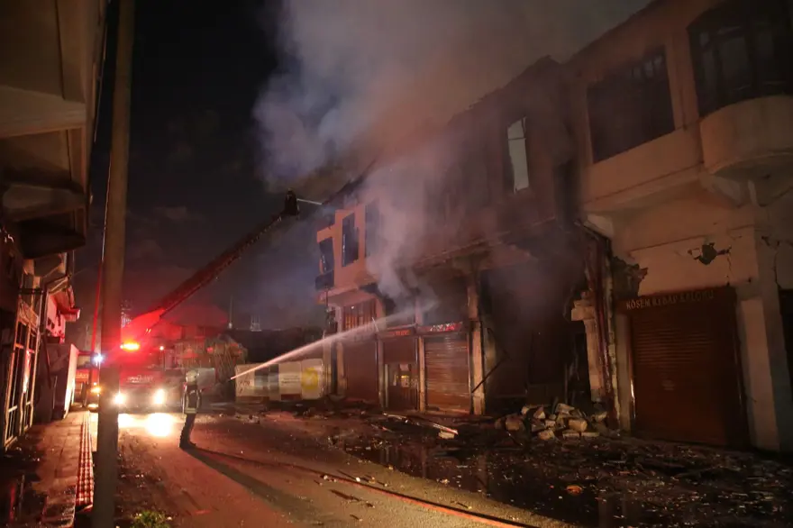 Hatay'da deprem hasarlı evde yangın 5 Hatay'da deprem hasarlı evde yangın 5