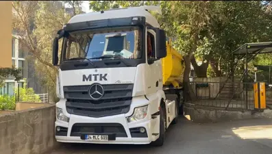 Hafriyat kamyonu sokağa sıkıştı: Sokak trafiğe kapatıldı