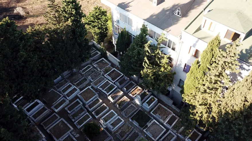 "Mezarlık duvarı binamıza doğru kayıyor" diyerek yardım istediler 