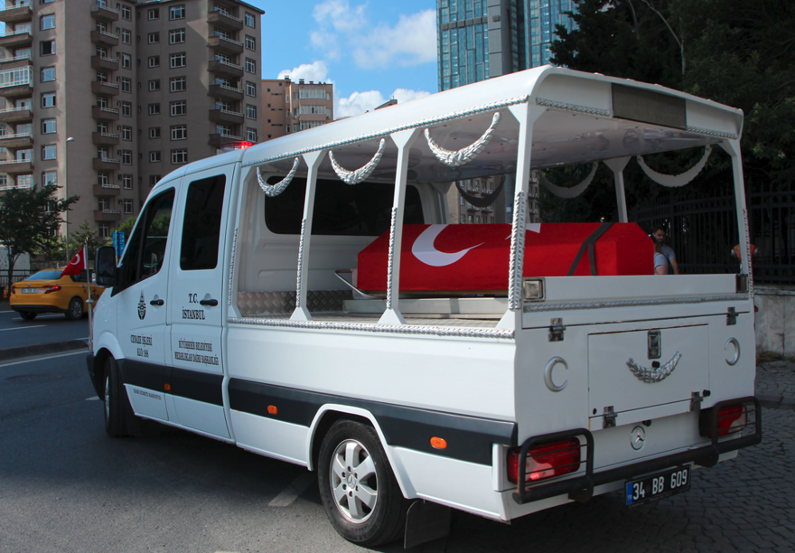 Cüneyt Arkın'ı binlerce kişi gözyaşlarıyla uğurladı 26 Cüneyt Arkın'ı binlerce kişi gözyaşlarıyla uğurladı 26