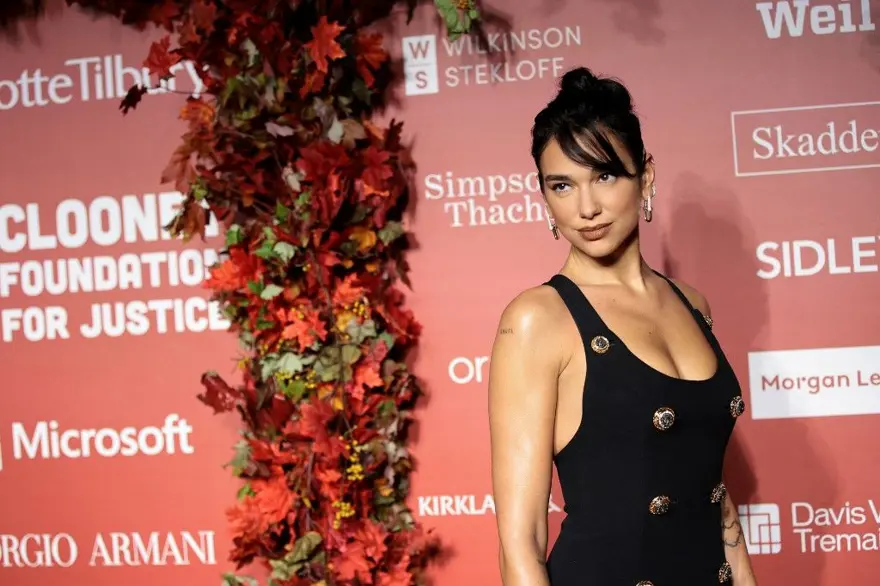 Dua Lipa sunucu Trevor Noah ile birlikte görüntülendi 3