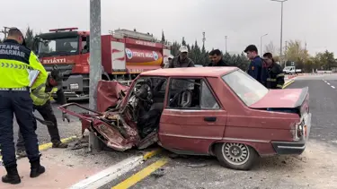 Aydınlatma direğine çarpan otomobil hurdaya döndü