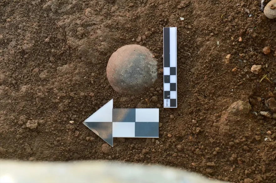 Keban Baraj Gölü'nde suyun çekilmesiyle tarihi höyükler de gün yüzüne çıktı 5