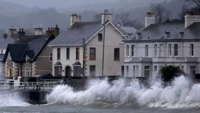 Yüzyılın en güçlü fırtınası: Rüzgar rekor kırdı, evler elektriksiz kaldı!