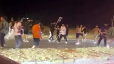 Yan bakma tartışması meydan savaşına dönüştü, bir polis yaralandı