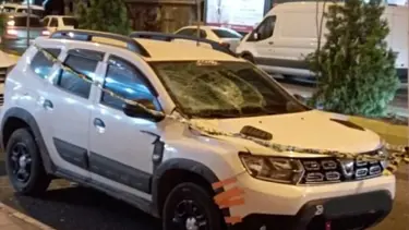 4'üncü kattan otomobilin üzerine düşen kadın ağır yaralandı