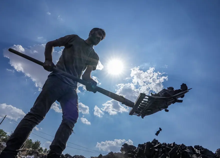 Torakçılardan yaz ortasında 90 derece sıcağın altında mesai: “Sıcakhavadan şikayet edenler gelip bizi görsün” 4 Torakçılardan yaz ortasında 90 derece sıcağın altında mesai: “Sıcakhavadan şikayet edenler gelip bizi görsün” 4