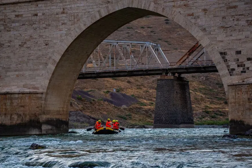 Elazığ'da Murat Nehri'nde rafting heyecanı 15 Elazığ'da Murat Nehri'nde rafting heyecanı 15