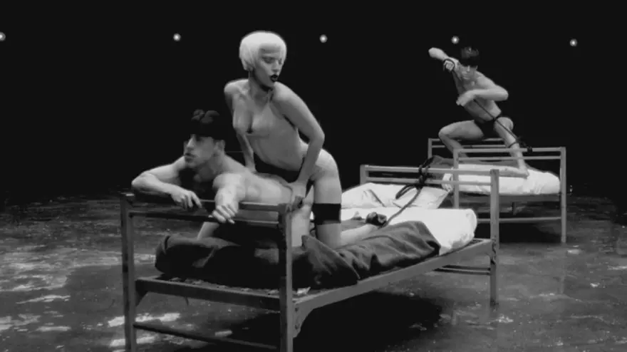 Gaga'dan homoerotik bir askeri fantezi 48