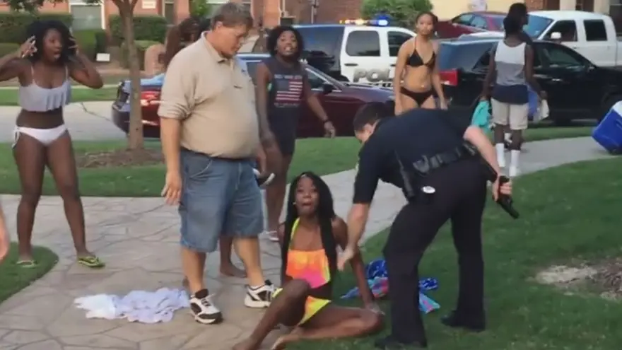 ABD polisinden siyahi gençlerin havuz partisine sert müdahale 2