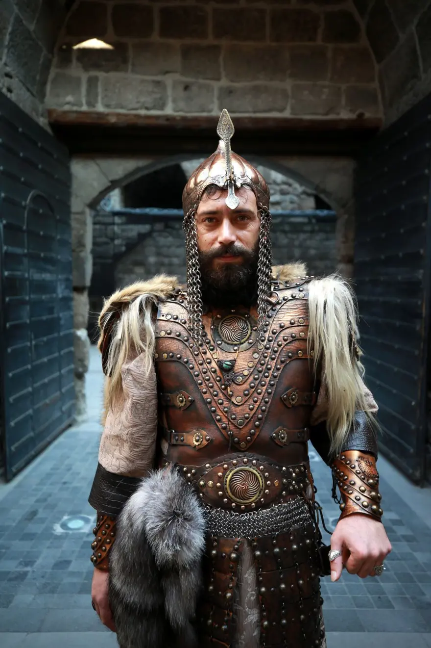 Giydiği kıyafeti çizme, yüzük, kılıç kınıyla tamamlıyor: 33 yaşındaki Gezer alp kıyafetliyle ilgi çekiyor 21