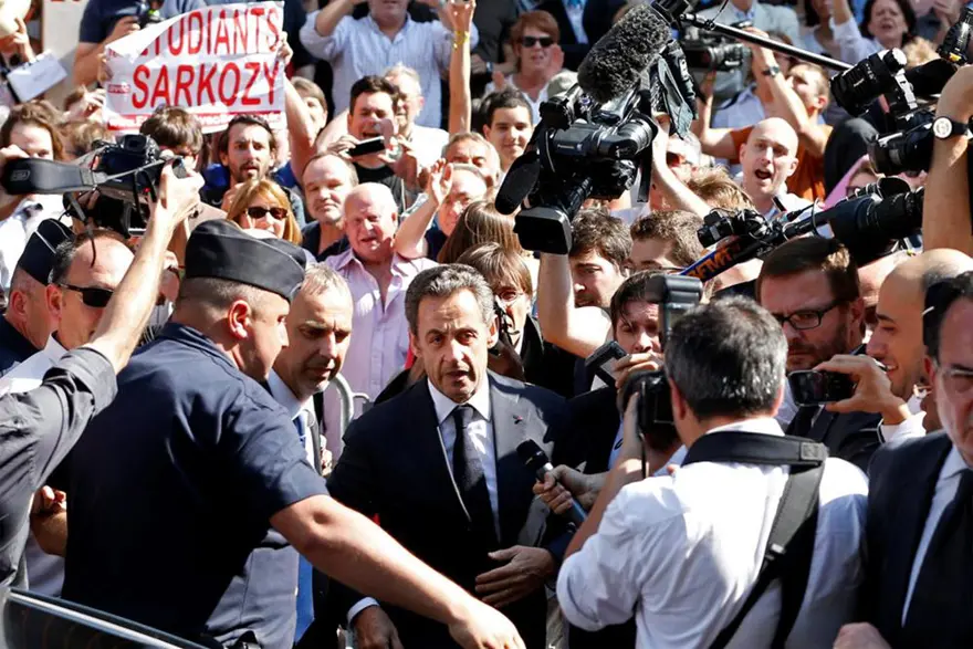 Sarkozy'den gövde gösterisi 1 Sarkozy'den gövde gösterisi 1