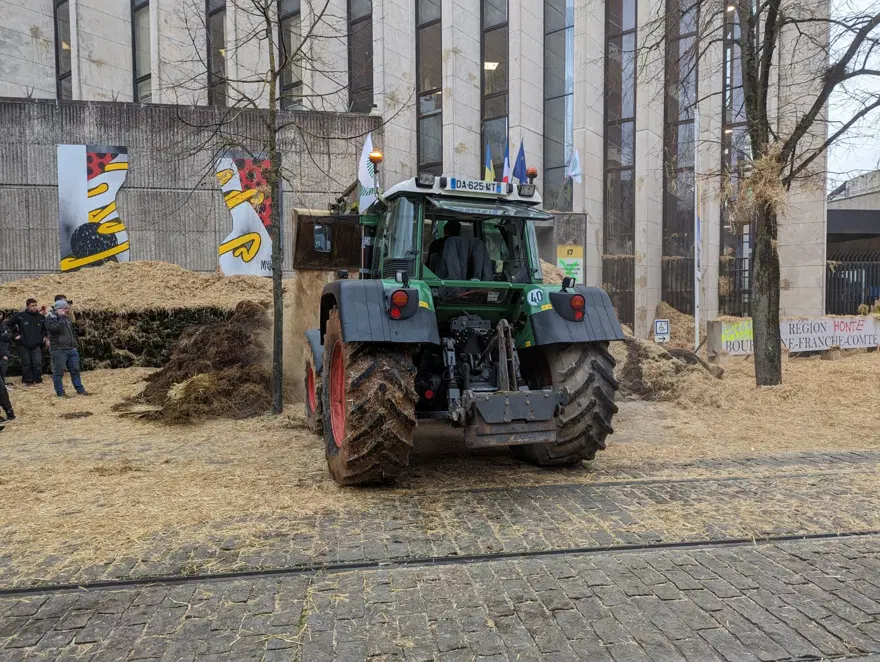 Fransa'da ödemeleri geciken çiftçilerden gübreli protesto 4