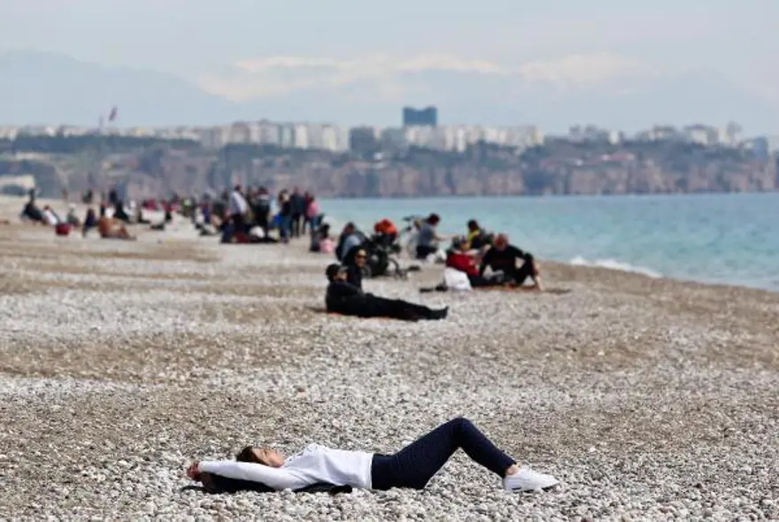 Çocuklar yüzdü, büyükler güneşlendi 