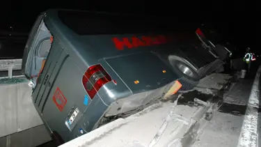 Otobüs orta refüje düştü: 42 yaralı
