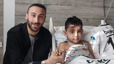 Cenk Tosun depremzede Cavit ile Antalya'da buluştu