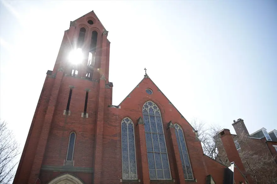 ABD'de corona virüs tespit edilen rahip 500 kişi ile tokalaşmış 4