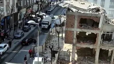 Sokağı savaş alanına çeviren yıkım: Beton parçaları otomobilin üzerine düştü