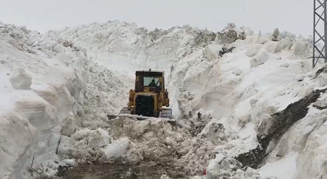 Şırnak'ta mayıs ortasında kar: Kalınlığı 10 metreyi buldu