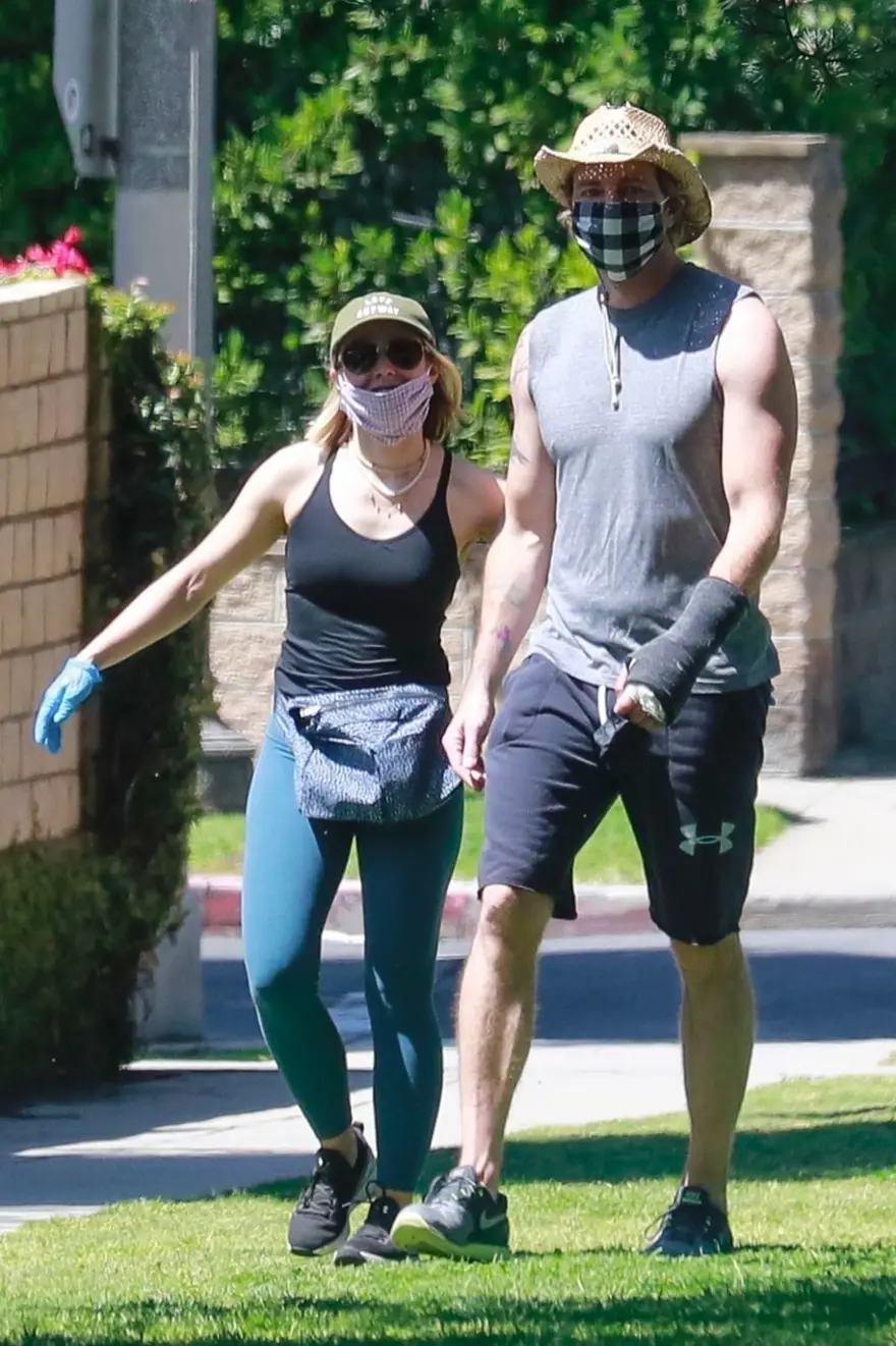 Kristen Bell ve Dax Shepard yürüyüşte (Corona virüs günlerinde aşk) 5
