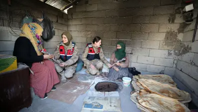 Kadın komutanlar köydeki kadınların gününü kutladı