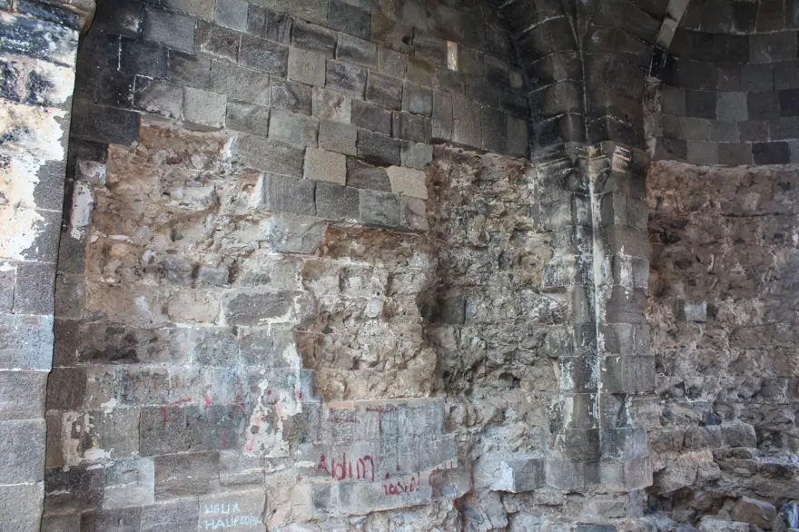 Van'ın Muradiye ilçesinde define avcıları tarihi kiliseyi tahrip etti 3