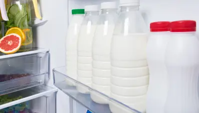 Tasarruf için sütü buzdolabının içinde mi kapağında mı saklamalı?