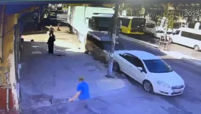 Sultanbeyli'de kayan TIR beş araca ve markete çarptı