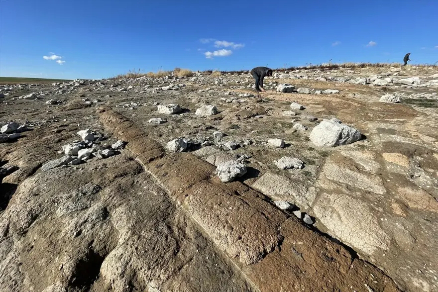 Keban Baraj Gölü'nde suyun çekilmesiyle tarihi höyükler de gün yüzüne çıktı 