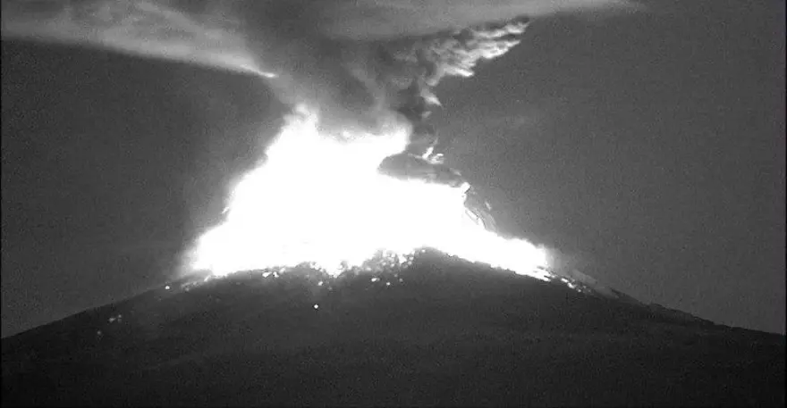 Meksika'da Popocatepetl Yanardağı patladı 1