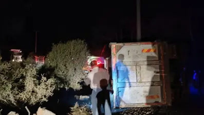 İzmir'de devrilen kamyonun sürücüsü hayatını kaybetti