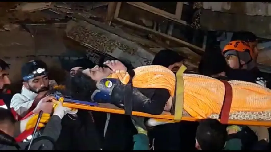 Enkaz altındakiler için zamana karşı yarış 100