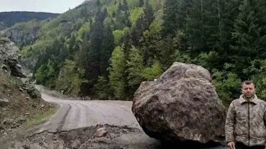 Yola düşen dev kaya parçasının altında kalmaktan son anda kurtuldular