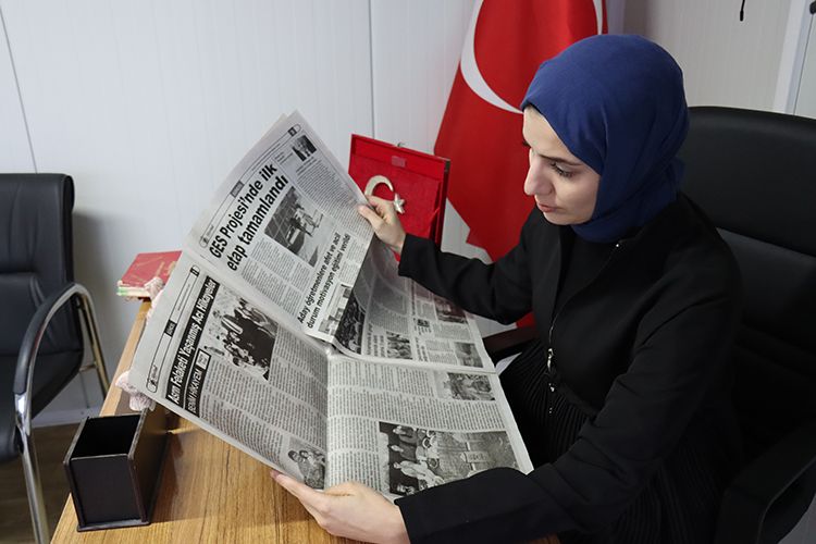 Depremde kaybettiği babasının gazetesine sahip çıktı