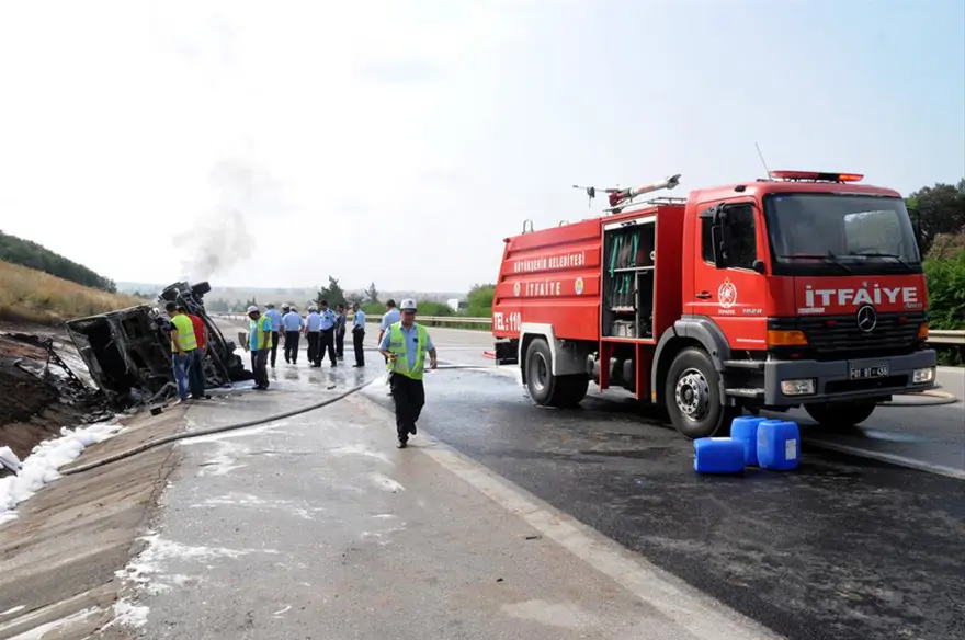 Petrol yüklü tanker devrildi: 1 ölü 1 Petrol yüklü tanker devrildi: 1 ölü 1