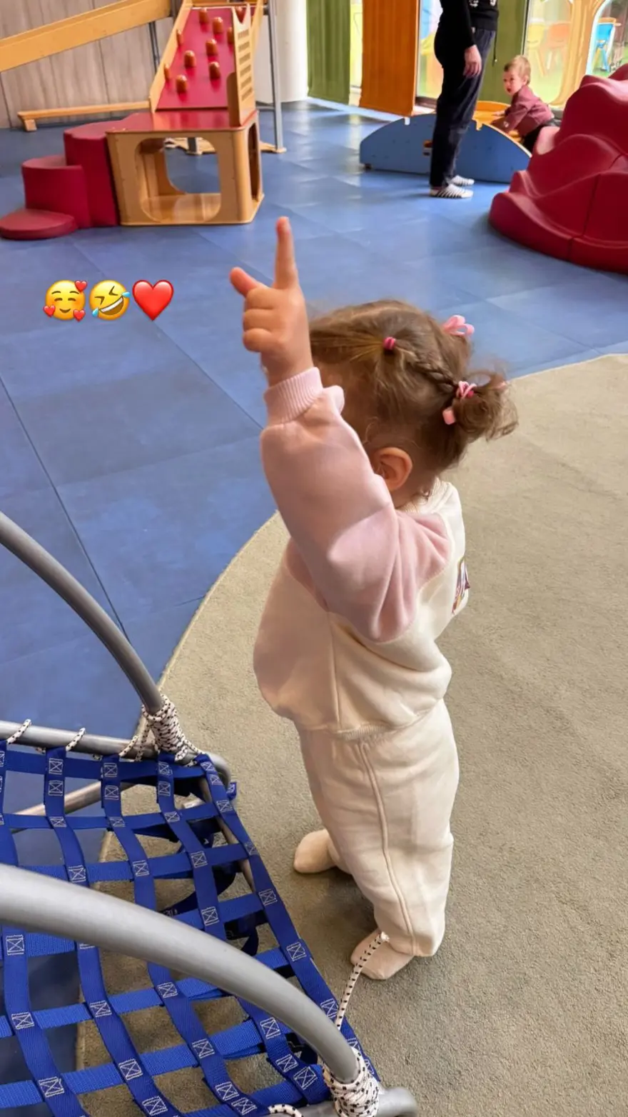 Eda Ece kızı Mina İpek'i paylaştı: Annesine benzerliği dikkat çekti 5 Eda Ece kızı Mina İpek'i paylaştı: Annesine benzerliği dikkat çekti 5