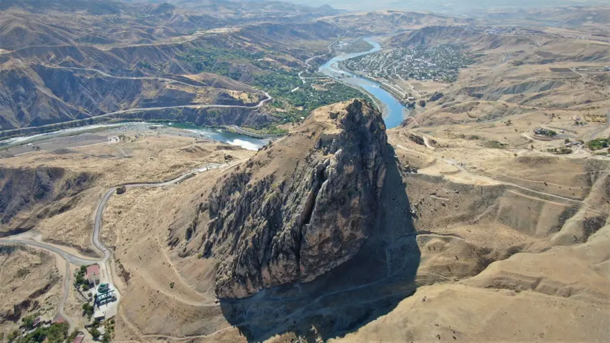 3 bin yıllık taş kitabe ilk günkü ihtişamını koruyor 3 bin yıllık taş kitabe ilk günkü ihtişamını koruyor