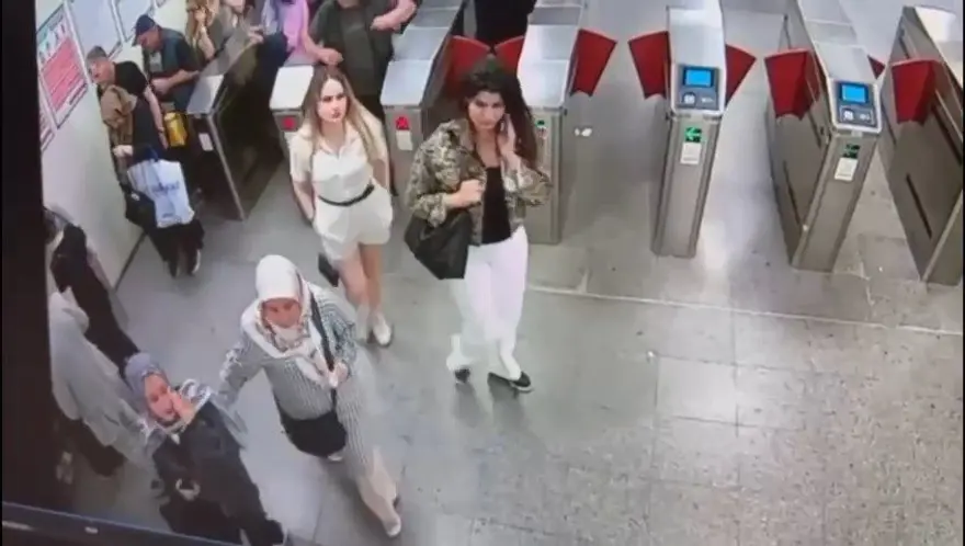 Marmaray'daki kavgada yeni görüntüler ortaya çıktı: Kavganın başlama anını anlattı 1 Marmaray'daki kavgada yeni görüntüler ortaya çıktı: Kavganın başlama anını anlattı 1