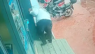 Market çamur olmasın diye ayakkabılarını çıkardı