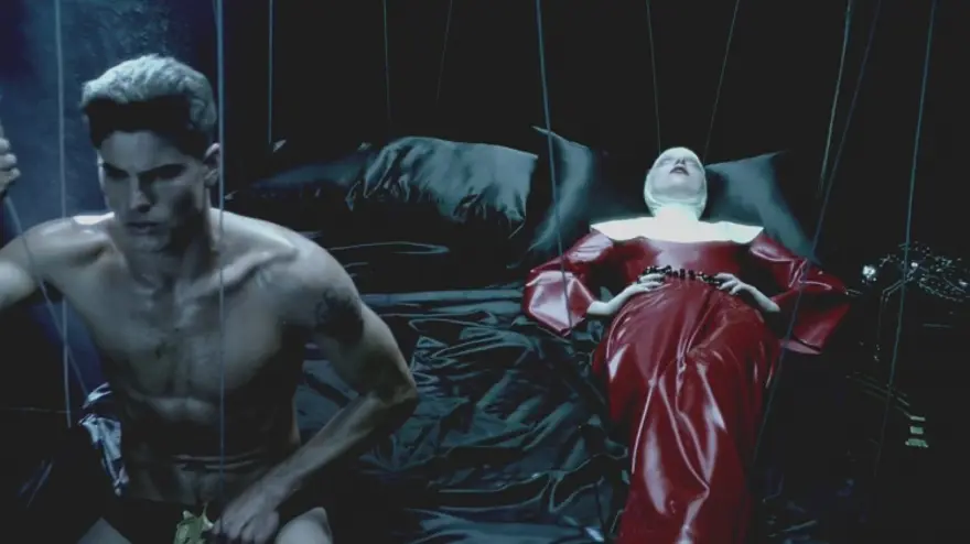 Gaga'dan homoerotik bir askeri fantezi 55