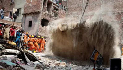 Hindistan'da dört katlı bina çöktü: 11 kişi öldü