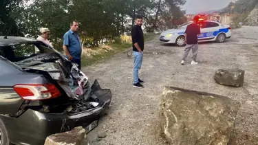 Sinop’ta yamaçtan kopan kaya otomobilin üzerine düştü