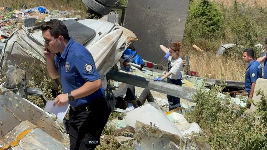 Kuzey Marmara Otoyolu’nda kamyon şarampoledevrildi: 2 yaralı 4
