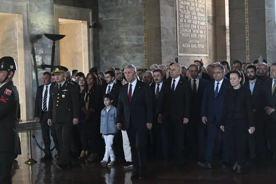 Mansur Yavaş ve Ankara'nın yeni belediye başkanları Anıtkabir'de 12 Mansur Yavaş ve Ankara'nın yeni belediye başkanları Anıtkabir'de 12