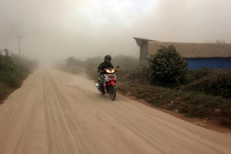 Sinabung binlerce kişiyi evinden etti 10