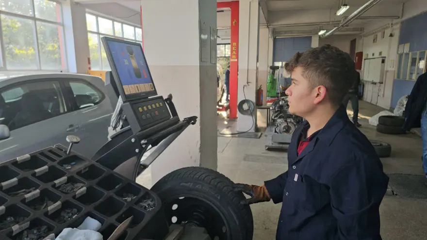 Lastik değişimi liselilerden! Hem tecrübe hem para kazanıyorlar 1