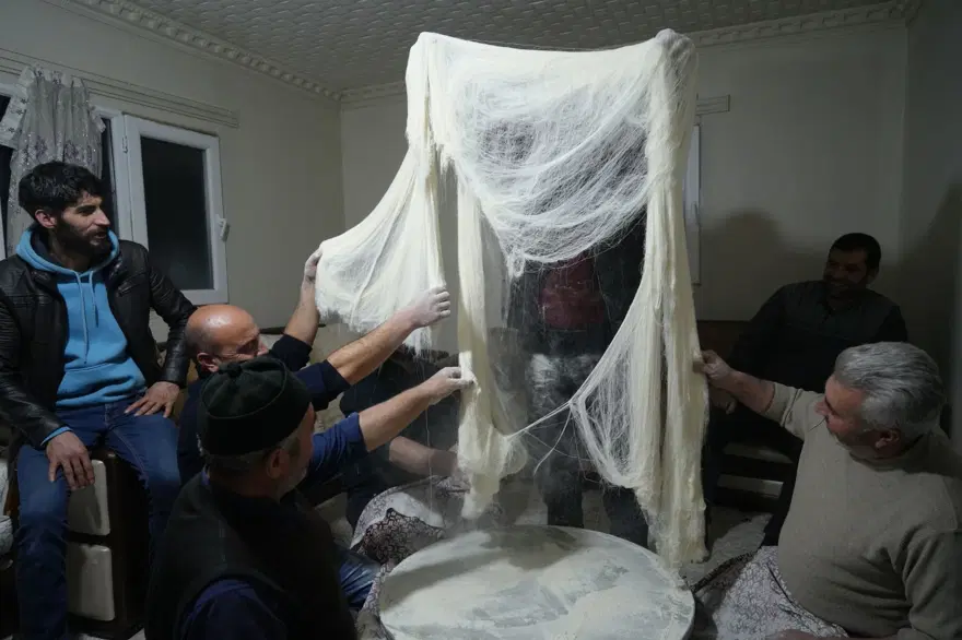 Ramazan'ın aranan lezzeti: Yapımı saatler sürüyor, dakikalar içinde tükeniyor 4 Ramazan'ın aranan lezzeti: Yapımı saatler sürüyor, dakikalar içinde tükeniyor 4